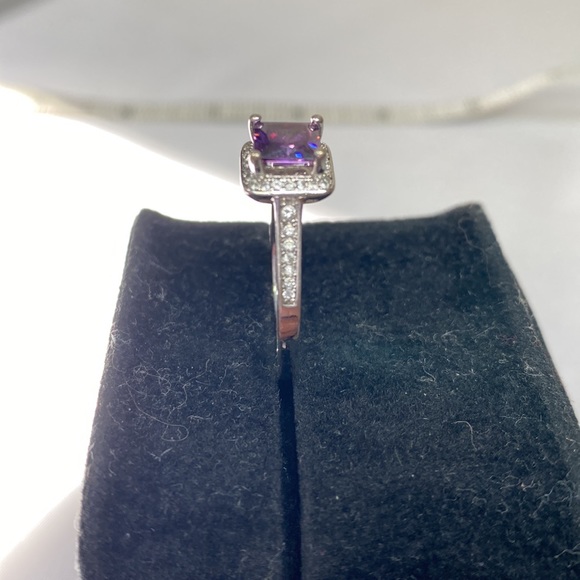 Beautiful purple and clear cubicle zirconia stone ring - Picture 7 of 12